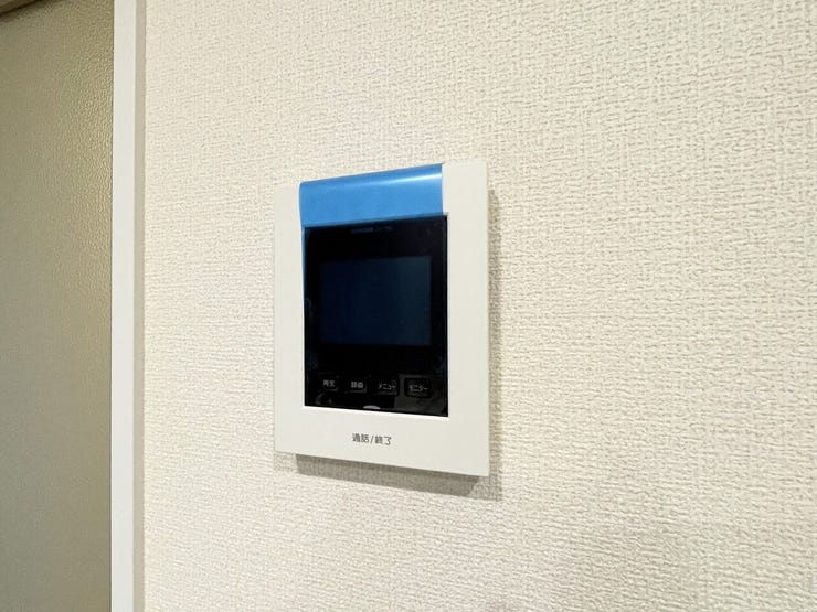 ○カラーモニター付インターホン○
不在時の訪問は自動で録画されます。
訪問者の顔が確認できるのでお子様の留守番にも安心です♪