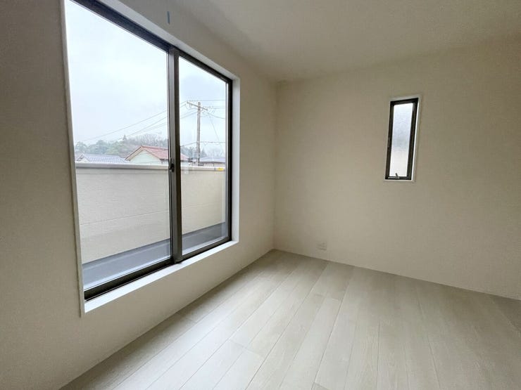 ◇洋室5帖◇
2面採光のお部屋は明るく風通しが良いです♪
収納もしっかり出来ますよ!