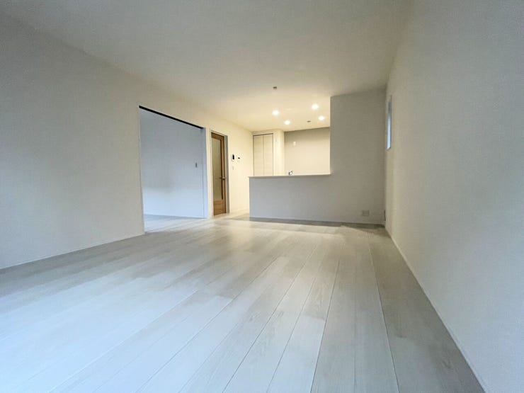 ◇リビング◇
南面を広く取ったリビングは日当たり良好です♪
一家団欒の時間が増えそうですね♪