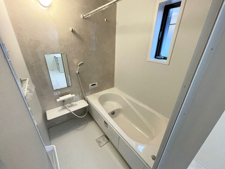 ◇浴室◇
一坪サイズの浴室で足が伸ばせて快適です♪
浴室暖房乾燥機付で、雨の日でも洗濯物が乾かせます♪