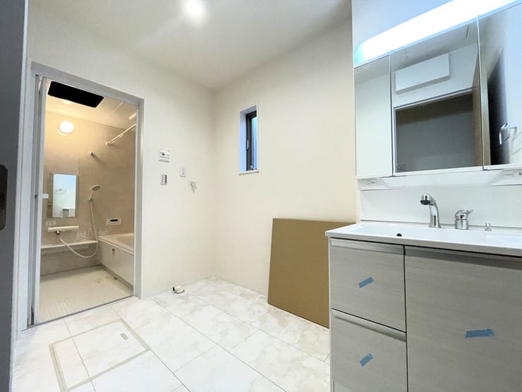 ◇洗面所◇
シャワー付き洗面化粧台♪
三面鏡付で朝の身支度もラクラクです♪