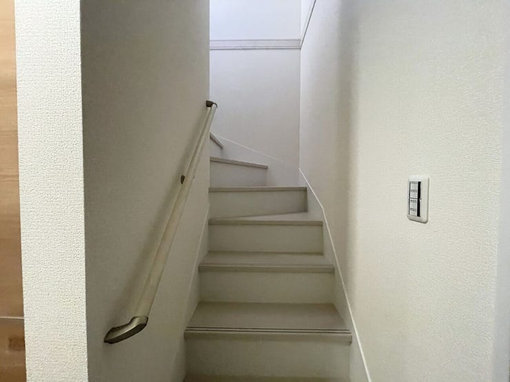 ◇階段◇
手すり付きの階段♪
段差を緩やかに設計していますので、小さなお子様やご年配の方にも安心です♪