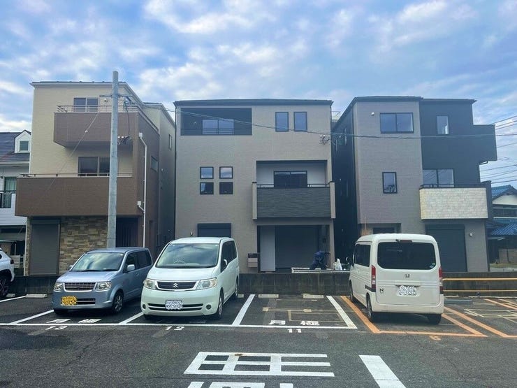 現況の外観写真です♪
写真左が3号棟です。
2025.10.31撮影