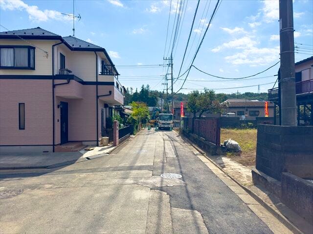 【東側 前面道路】幅員約5mの前面道路です。車がすれ違える道幅です。車1台とベビーカーですれ違っても余裕のある道幅は安心ですね。