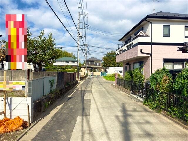 【東側 前面道路】幅員約5mの前面道路です。お子様と手を繋いで歩いている横を車が通り抜けれる道幅となっています。安心してお子様と一緒にお出掛けする事が出来ます。