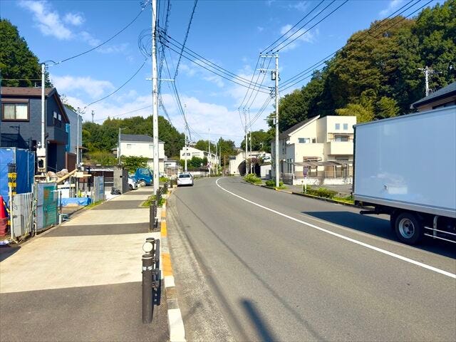【東側 前面道路】幅員約7m以上の前面道路です。車の出し入れもしやすく、また配達などの車が停まっていても通行出来る道幅となっています。