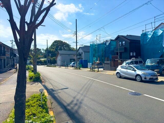 【東側 前面道路】幅員約7m以上の前面道路です。普通車が余裕を持ってすれ違うことの出来る道幅です。もちろん、大型車も余裕を持って通行出来ます。