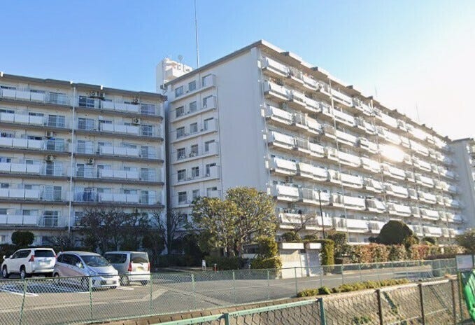 【外観】
「越谷ファミリータウンD棟」8階建てマンション、東武伊勢崎線「新越谷」駅より徒歩11分、JR武蔵野線「南越谷」駅より徒歩12分の立地