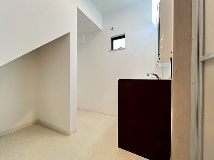 洗面所にはなんと収納スペースあり