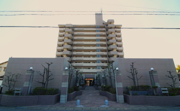 【外観】
11階建てのマンションです。
スーパーや薬局、コンビニが徒歩圏内にあり、お買い物にも便利な住みやすい住環境です。