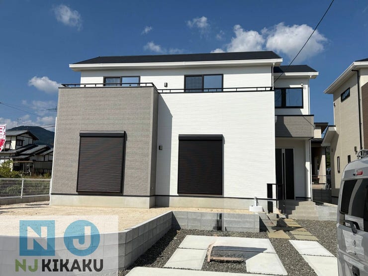 【外観】
白を基調にブラウンのアクセントを効かせたスタイリッシュな外観。
南向きで陽当たり良好、開放感のある広いバルコニーが魅力です。