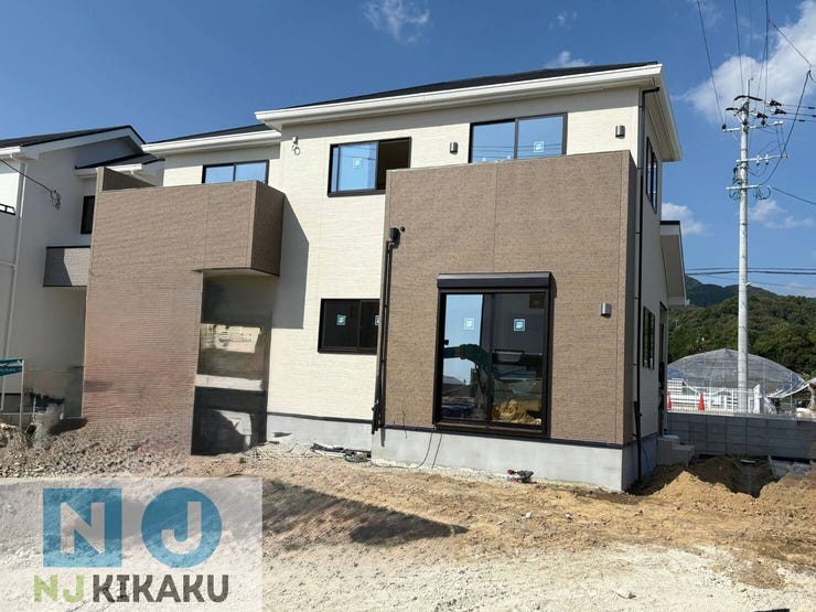 【外観】
上質なホワイトとブラウンの外壁が際立つ、重厚感のある二階建て。