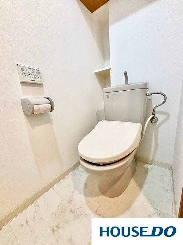 ウォシュレット付きのトイレ