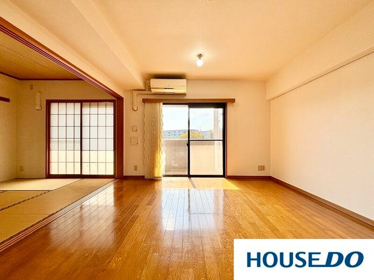 南向きで日当たり良好なリビング