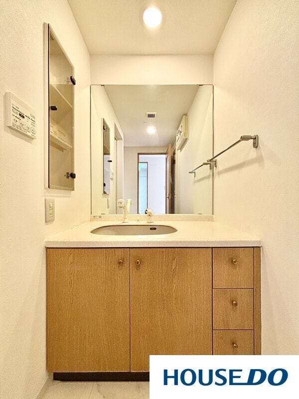 大型鏡のある洗面台