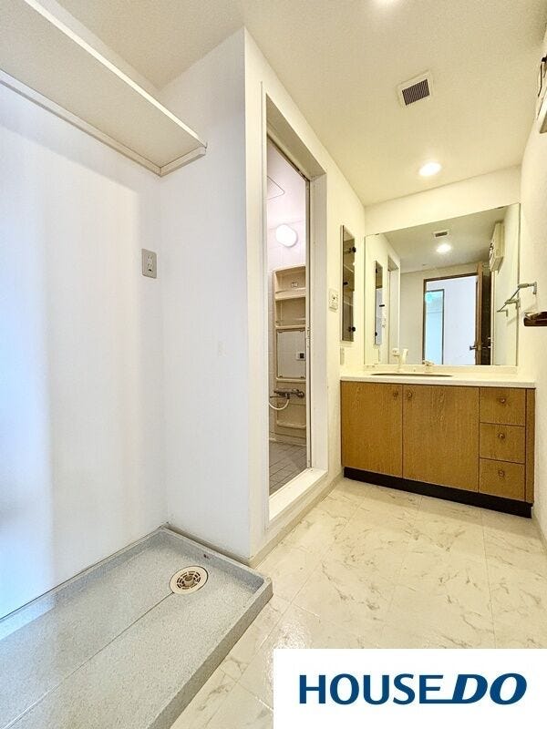 白を基調とした明るい洗面室