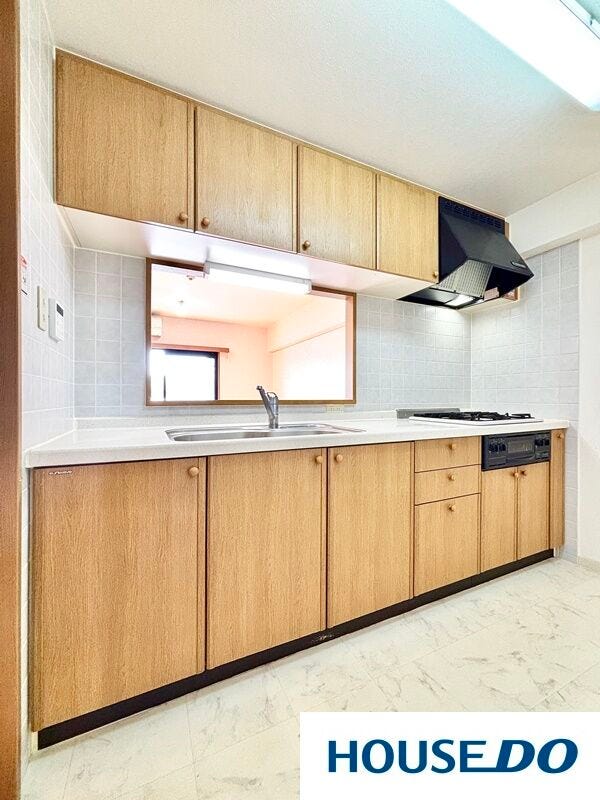 吊戸棚付きの収納豊富なキッチン