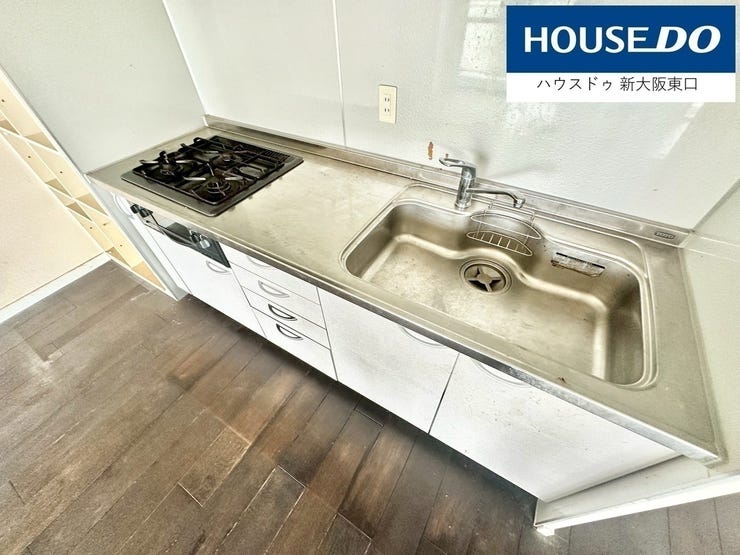 洗濯機置場は洗面所内にございます。