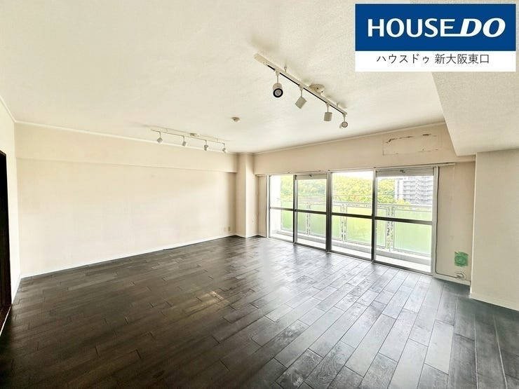 洋室6.0帖
こちらはフローリングが白を基調としたリフォームがなされています。