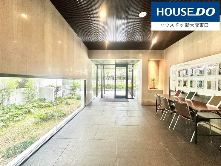 玄関扉はレトロ感がありますね。