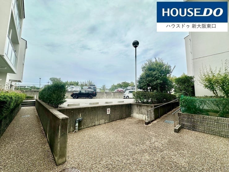 エントランスには管理人が常駐です。
治安も良い場所なので安心です。
こちらのお部屋は鍵を弊社がお預かりしておりますので、お仕事終わりの夜でもご案内可能です。