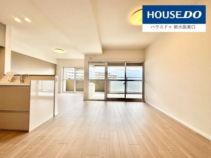 天井が高く開放的。
ダウンライトも新設で、完成照明が美しい内装です。