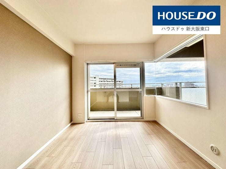 リビングの奥行のあるスペース。
ソファーを置いてくつろぎのスペースに