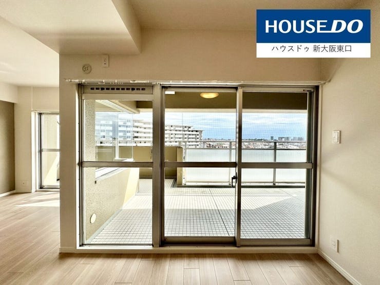 リビングは、とても窓が多く、窓越しに青い空が望めます。