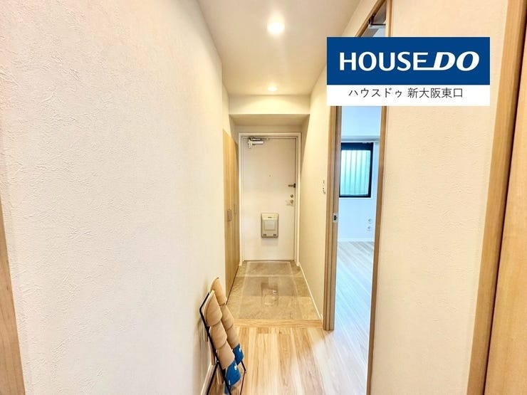 玄関周辺も建具を交換しダウンライト新設しています。