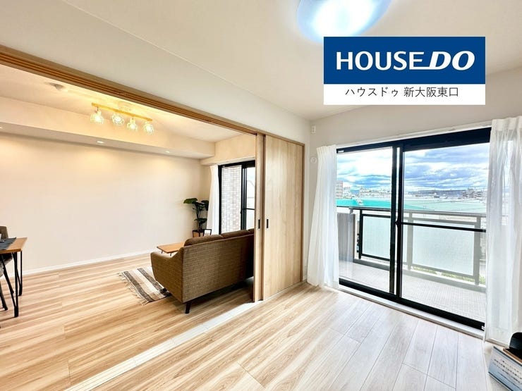 リビング12.9帖。大き目のダイニングテーブル。家族でくつろげるソファーセットが置けるくらいの広さがございます。