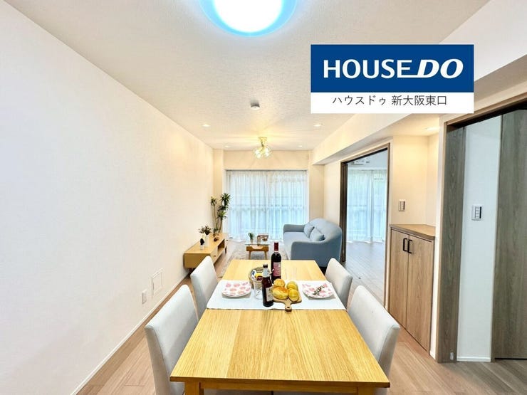 大きめのダイニングテーブルのほか、ソファーセットも設置可能。