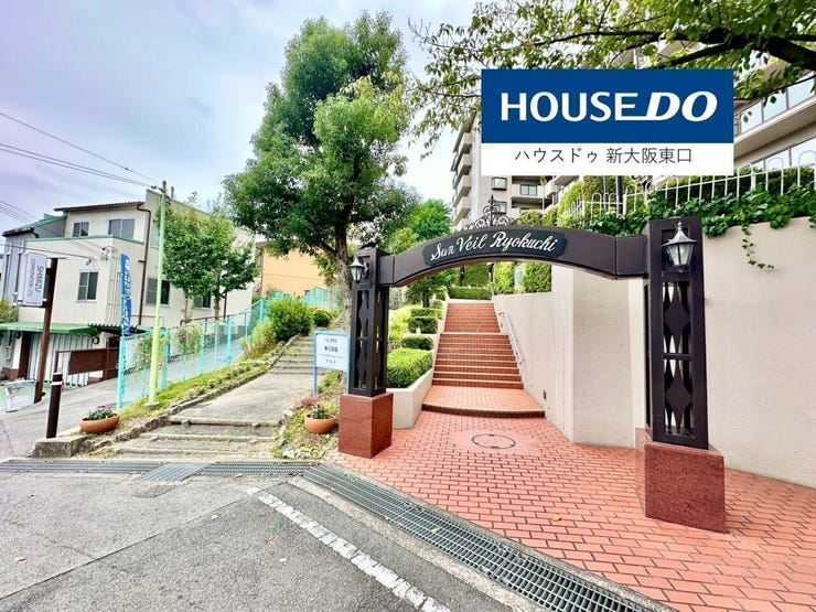 エントランス。
古い建物ですが、管理人日勤で、丁寧に整備されておりました。