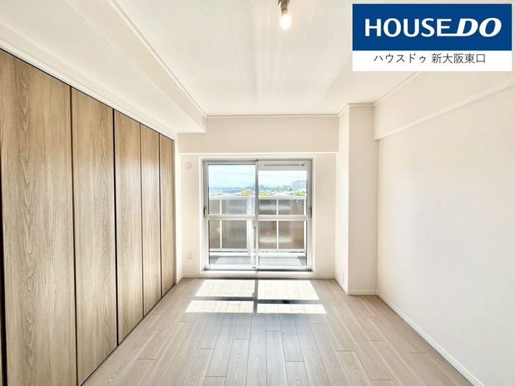 通常の個室ではなく、外がバルコニーとなっています。
窓が大きいので、たっぷり日が入ります。