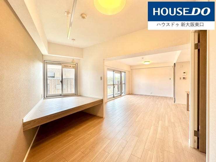 リビングの先には作り付けのテーブルが。