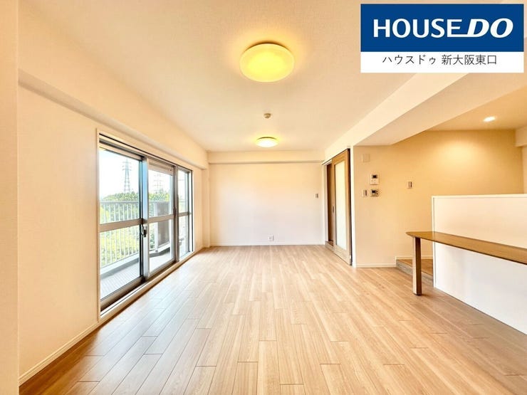 リビングの窓の枚数が多く、照明をつけなくてもとても明るいです。