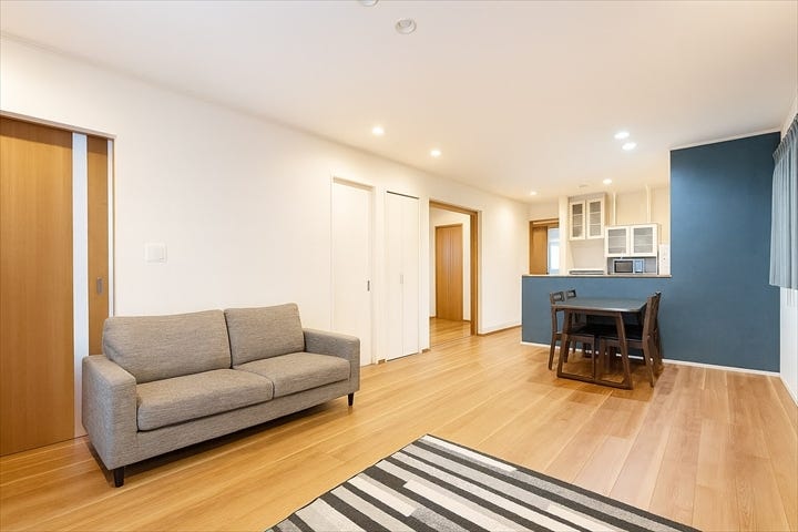 リビングとダイニングキッチンがワンフロアに集まった開放的な空間。
できた料理をすぐに食卓へ運べるのも嬉しいところです。