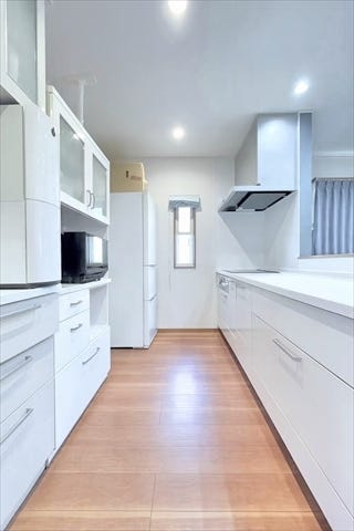 調理動線を考慮したシステムキッチンで、快適にお料理ができます。
まっすぐに伸びた水平ラインが美しく無駄の無い空間を演出しています。