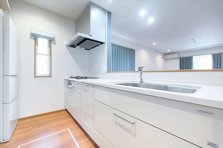 キッチンとリビングダイニングの距離が近いので料理しながら家族との会話も弾みそう♪
ゆとりのワークトップで配膳用のお皿を並べながらの調理もできそうですね。