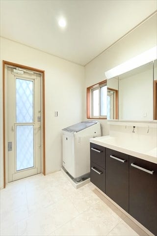 洗濯機のまわりにラックを設置してもいいですね。
洗濯用洗剤や柔軟剤、洗濯カゴなど、洗濯にまつわるグッズを置くことで
家事がスムーズにできそうです。