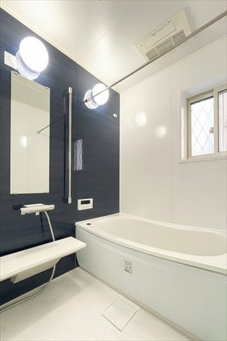 明るくのびのびと入浴できる浴室。
浴室乾燥機付きなので雨の日のお洗濯物干し場に困る事もなさそうです。
しっかりと換気ができるのも嬉しいですね。