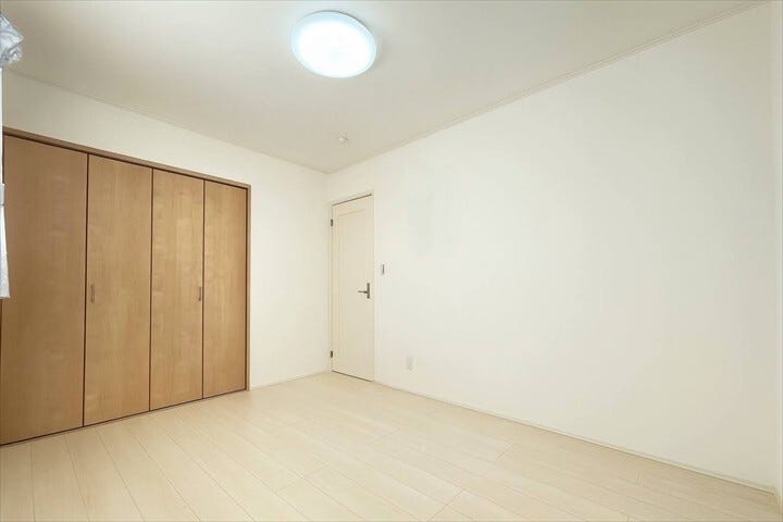 壁が白いのでプロジェクターを設置して映画やYouTubeなど楽しめます♪
部屋がおしゃれなシアタールームのように変身◎