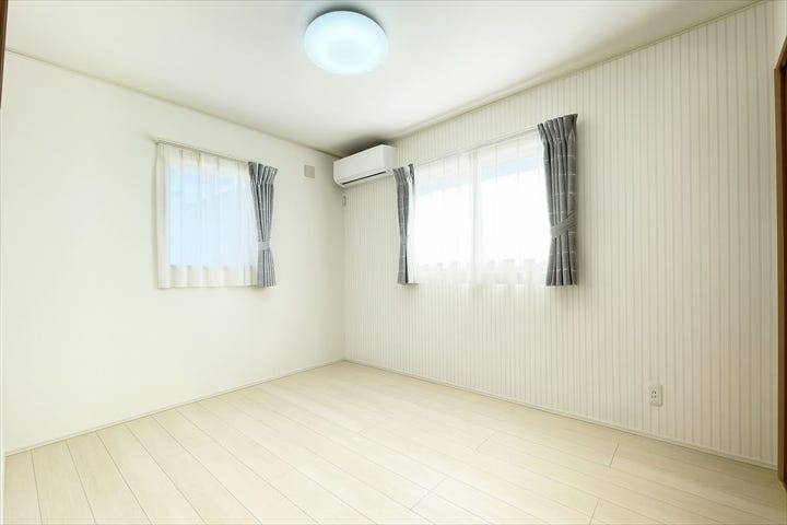 明るさを期待できる二面採光。
また通風も期待できるので、一年を通して過ごしやすい室内です。