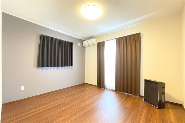 寝る前に読書をする人なら照明や本を置くために、
寝室にテレビがある人ならリモコンを収納するためなどに小さなテーブルを置いてもいいですね◎