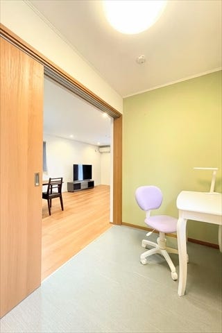 リビングとつながるお部屋は、
お客さまが遊びに来た時にも使えますし、
ちょっと疲れた時にお昼寝できるのもうれしいですね。