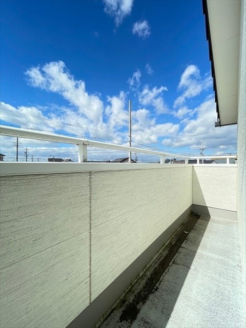 洗濯物を干すだけではなく、おしゃれに活用できれば生活がもっと豊かになります。
光もたっぷり差し込むため、部屋の奥まで自然光が明るく照らします。