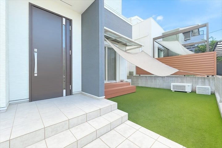 プランターや植木鉢を置いて、野菜や果物、観葉植物、ハーブなどを育てるのもいいですね。
収穫を楽しんだりベランダで育てたハーブを摘んで料理に使ったりできます。