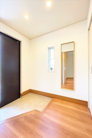 玄関には収納が設置されています。
家族全員分の靴など片付けておけるので
スッキリとした空間を保てます◎