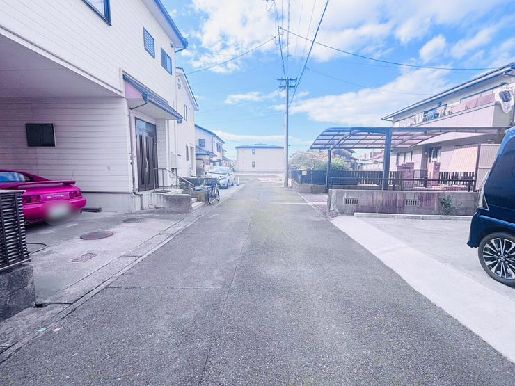 車がスピードを出しにくいため、交通事故のリスクが低減されます。歩行者や自転車が安全に通行しやすい環境です!