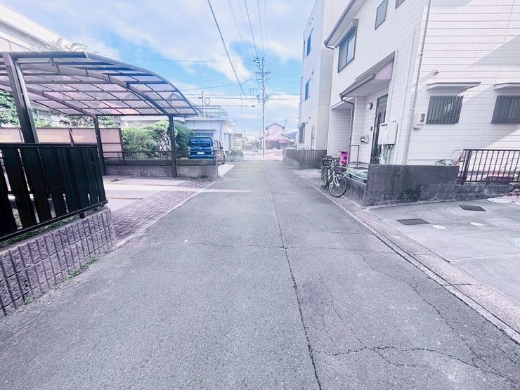 大型車や多くの車両が通行することが少なく、静かで落ち着いた環境が得られます。特に小さなお子さんがいる家庭では安心です!