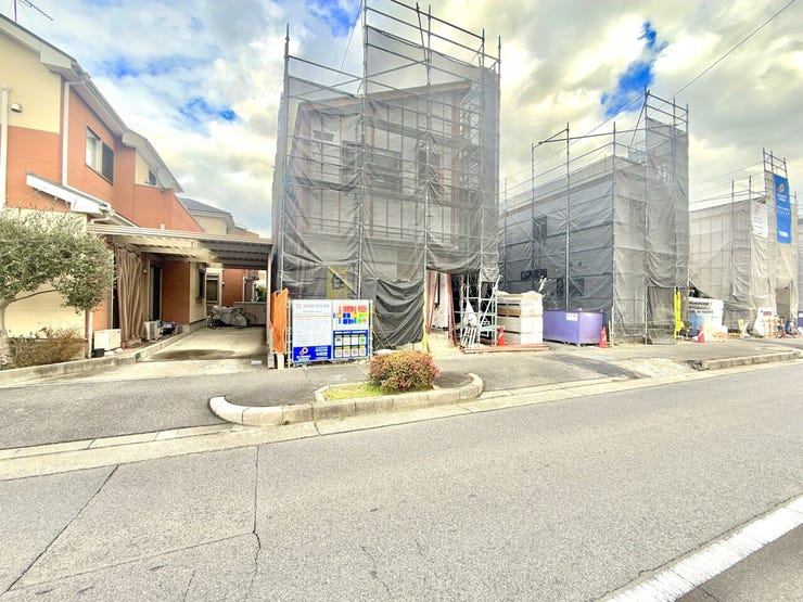 ◇外観写真◇
19.5帖のLDKとなっています。家族が集まって食事をしたり、くつろいだりするのに十分な広さです。リビングイン階段で帰ってきたお子様の顔を確認できますので、会話も増えそうですね。